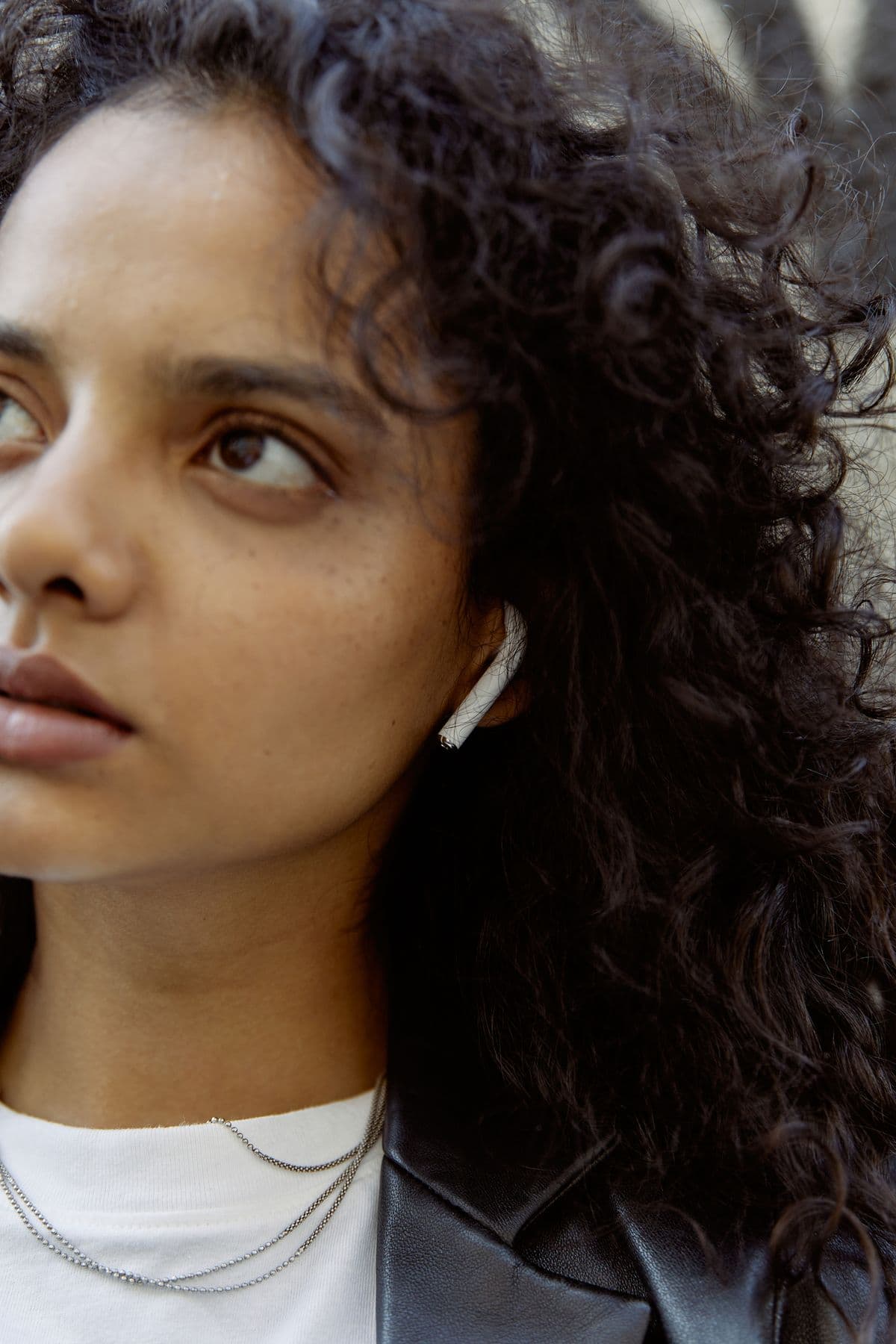 Right AirPod Not Working? Here Is How to Fix It