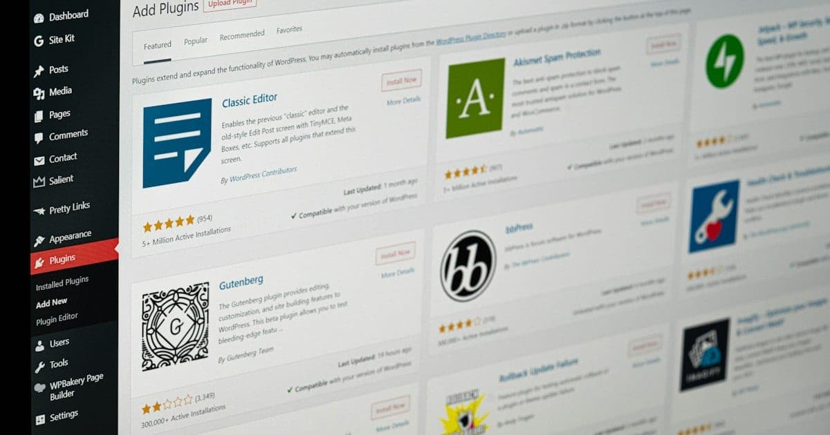 L'écran Add Plugins de l'administration WordPress listant Classic Editor, Gutenberg et d'autres extensions