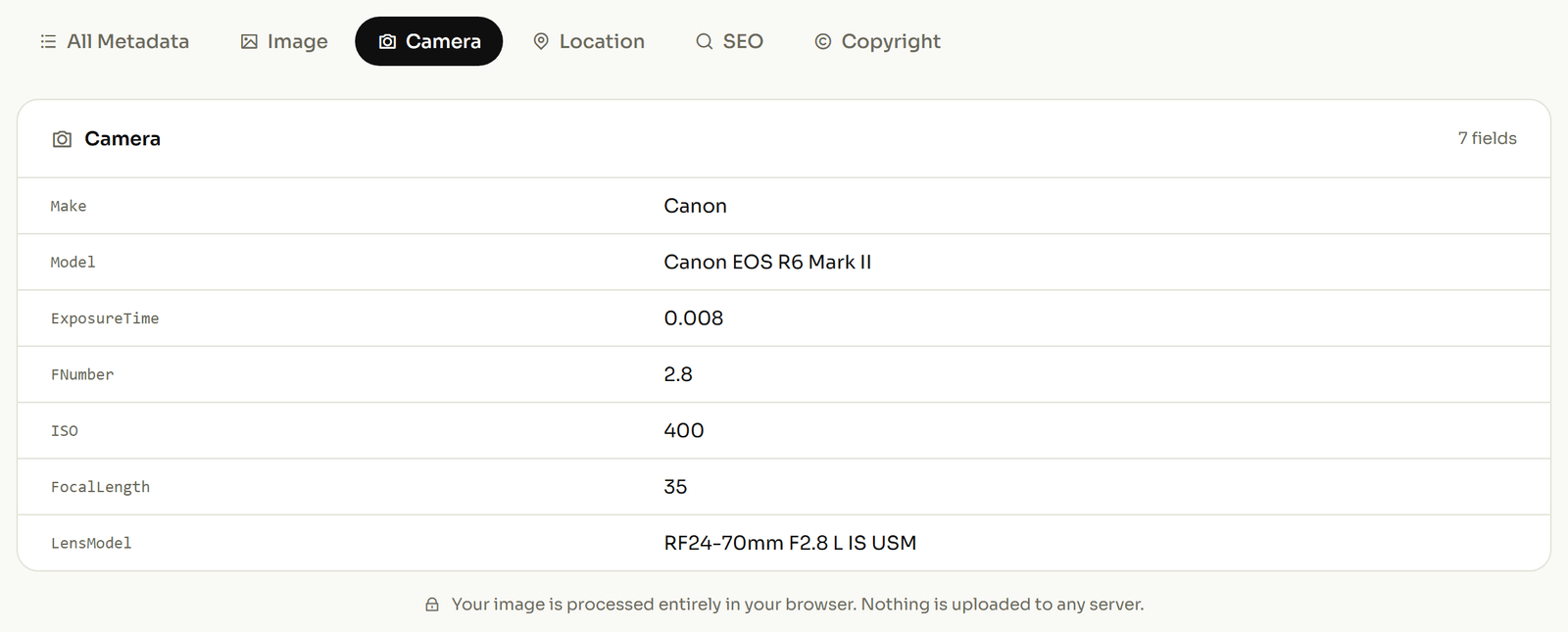 Sezione fotocamera del visualizzatore EXIF con marca, modello, esposizione e valori dell'obiettivo letti da una foto